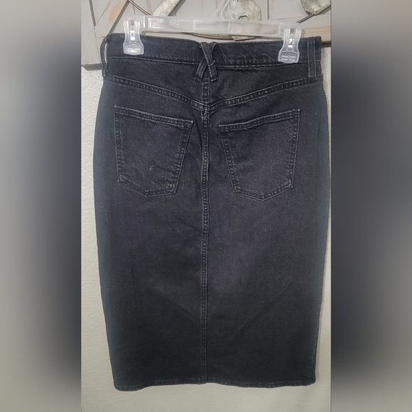 UNIVERSAL THREAD BLACK DARK WASH DENIM MIDI SKIRT W/ SLIT  Size 6 - Picture 2 of 7